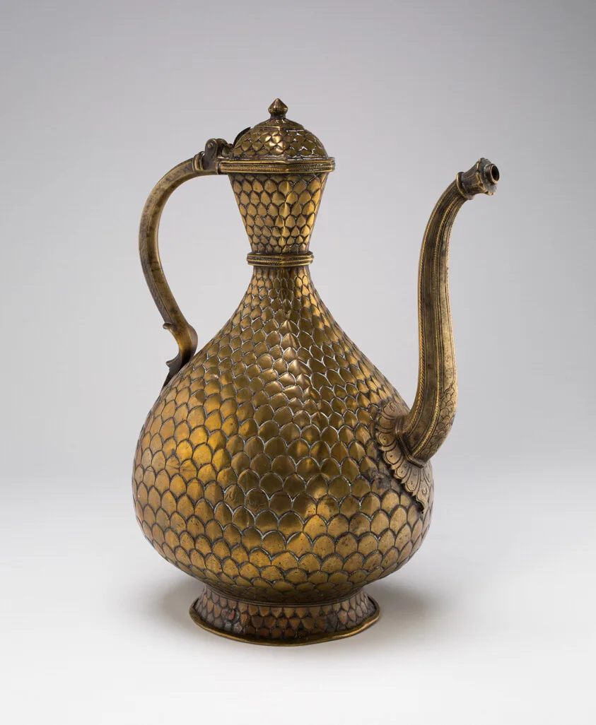 Ewer with Engraved Fish Scale Pattern, Inscribed in Persian with the name "Khairullah" — تصویر رکورد مؤسسهٔ هنر شیکاگو (دسترسی آزاد)