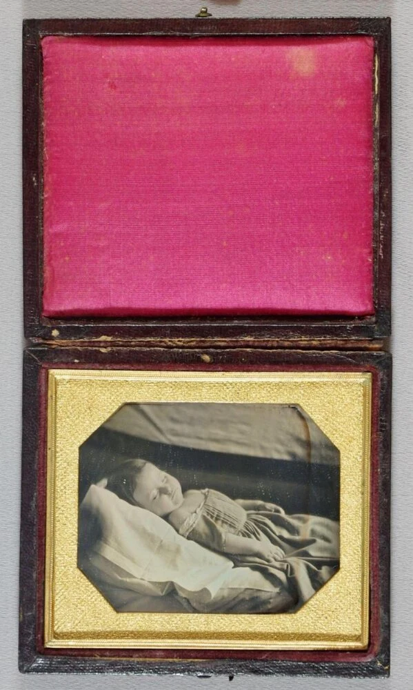 Deceased young girl — تصویر رکورد موزهٔ ویکتوریا و آلبرت