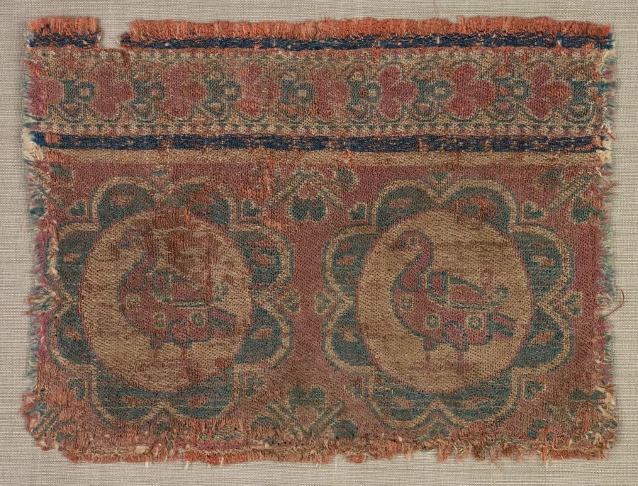 Silk fragment with roundels of ducks — تصویر رکورد موزهٔ هنر کلیولند (دسترسی آزاد)