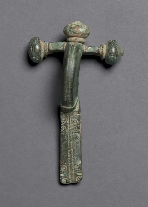 Cross-bow Fibula — تصویر رکورد موزهٔ هنر کلیولند (دسترسی آزاد)