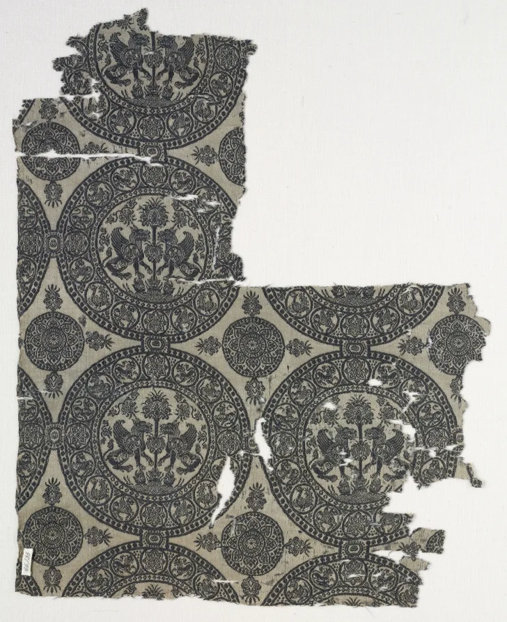 Fragments with Griffins in Roundels — تصویر رکورد موزهٔ هنر کلیولند (دسترسی آزاد)
