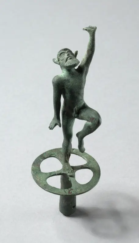 Kottabos Element of a Dancing Satyr — تصویر رکورد موزهٔ هنر کلیولند (دسترسی آزاد)