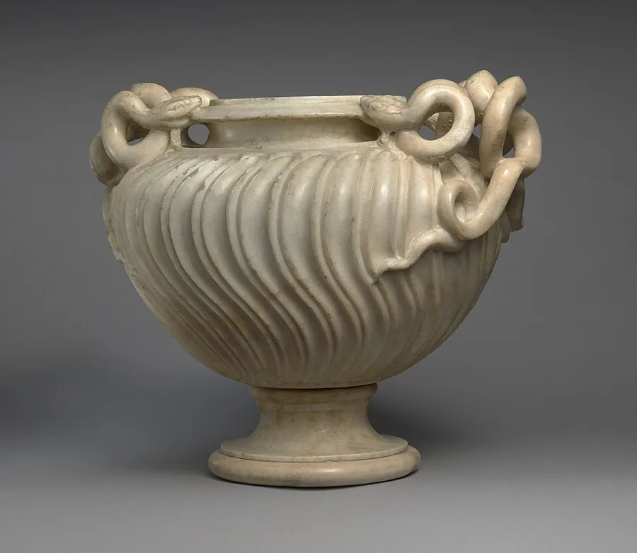 Marble strigilated vase with snake handles — تصویر رکورد ویکیداده