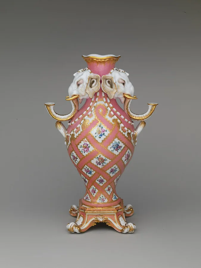 Vase (vase à tête d'éléphant) (one of a pair) — تصویر رکورد ویکیداده
