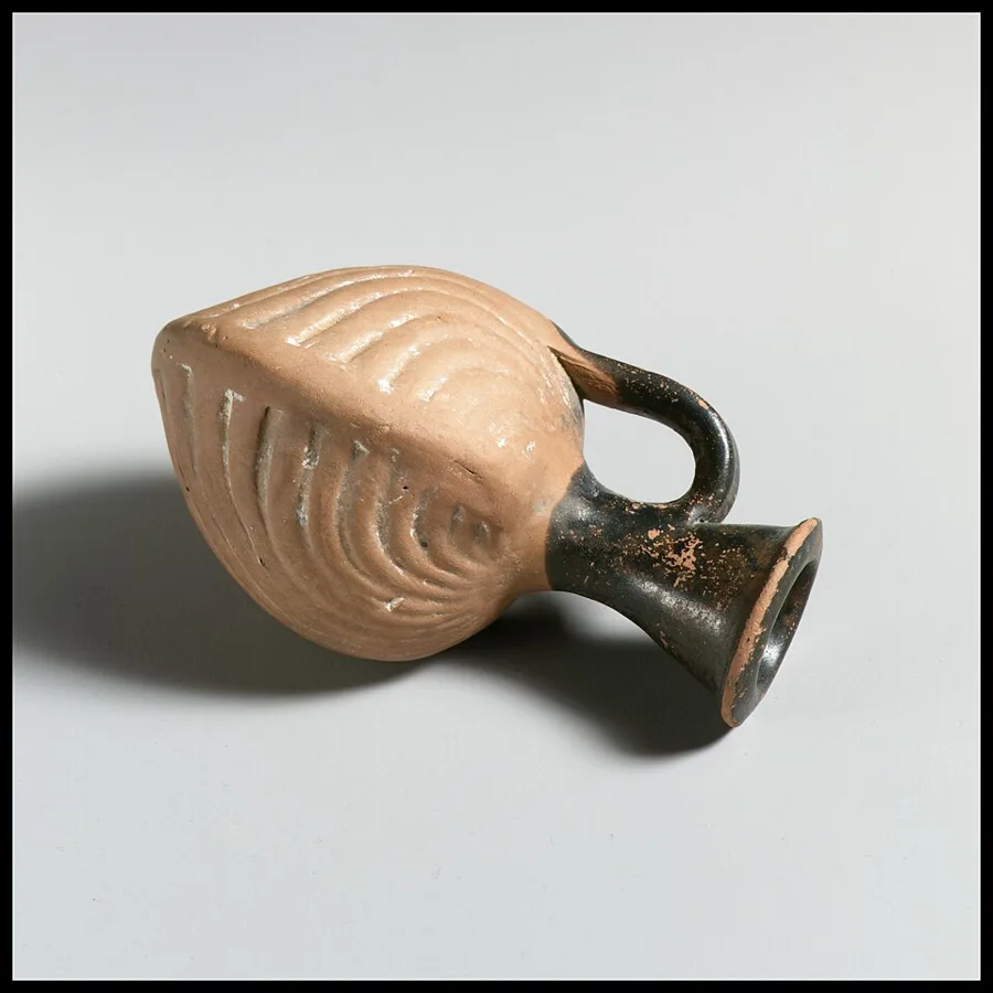 Terracotta vase in the form of two cockle shells — تصویر رکورد ویکیداده