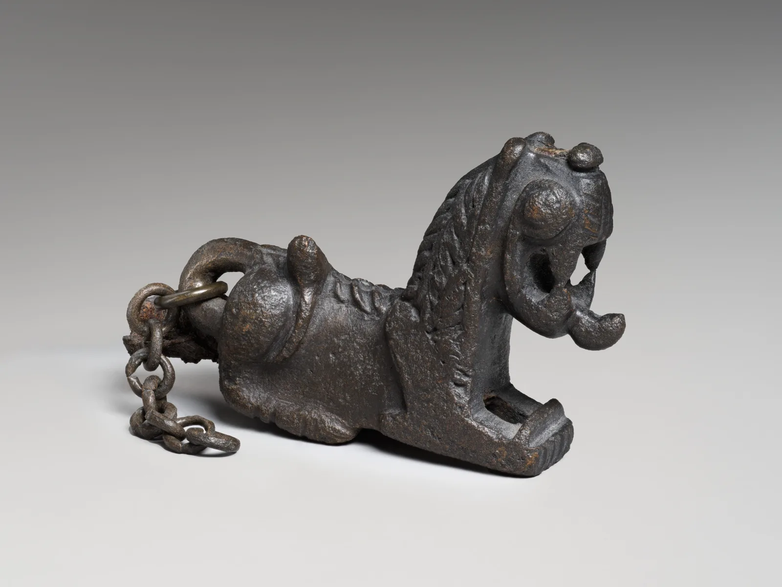 Pin in the form of a lion — تصویر رکورد موزهٔ متروپولیتن (دسترسی آزاد)