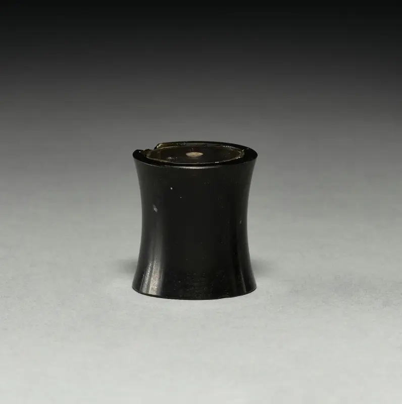 Ear Ornament (1 of 2) — تصویر رکورد موزهٔ هنر کلیولند (دسترسی آزاد)