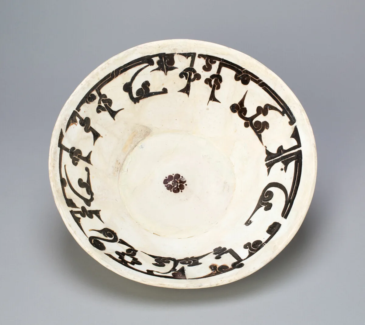 Bowl with Calligraphic Design — تصویر رکورد مؤسسهٔ هنر شیکاگو (دسترسی آزاد)
