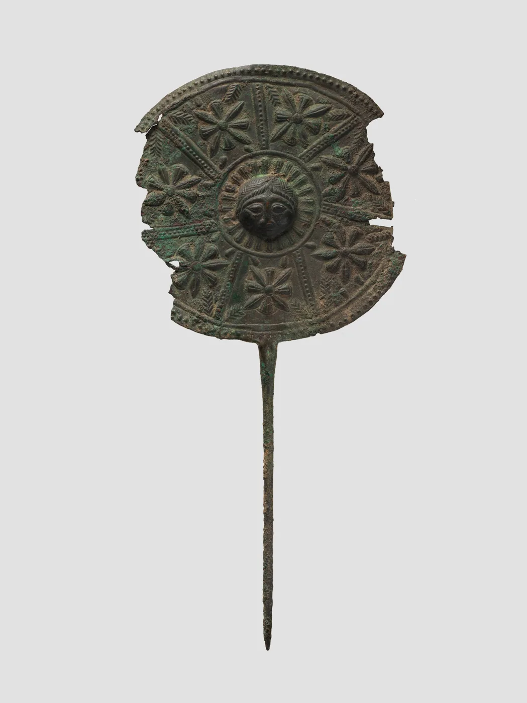 Disc-headed pin — تصویر رکورد موزهٔ متروپولیتن (دسترسی آزاد)