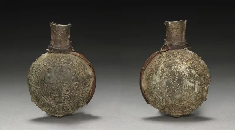 Pilgrim's Ampulla with Scenes of the Crucifixion (front) and the Ascension (back) — تصویر رکورد موزهٔ هنر کلیولند (دسترسی آزاد)