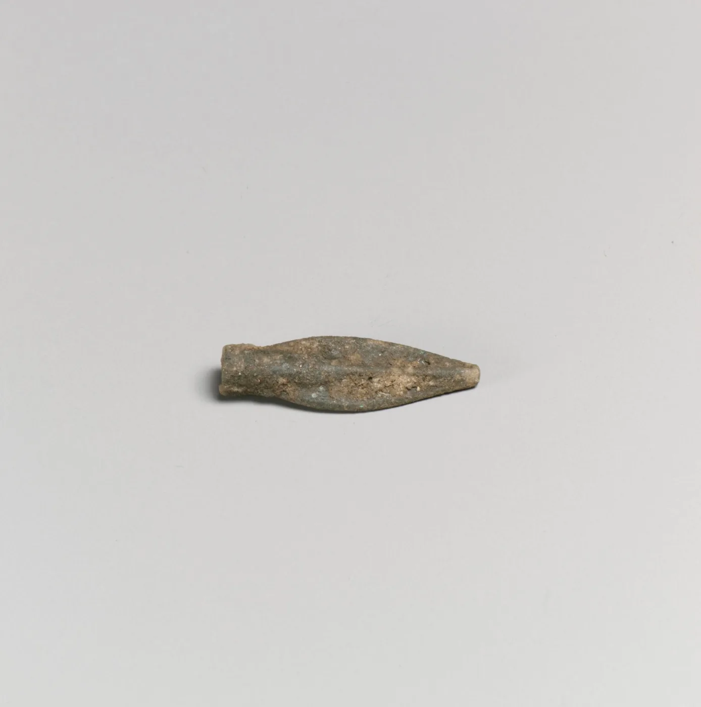Bronze arrowhead — تصویر رکورد موزهٔ متروپولیتن (دسترسی آزاد)