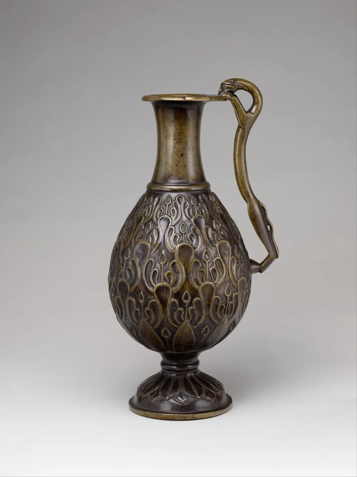 Ewer with a Feline-Shaped Handle — تصویر رکورد موزهٔ متروپولیتن (دسترسی آزاد)