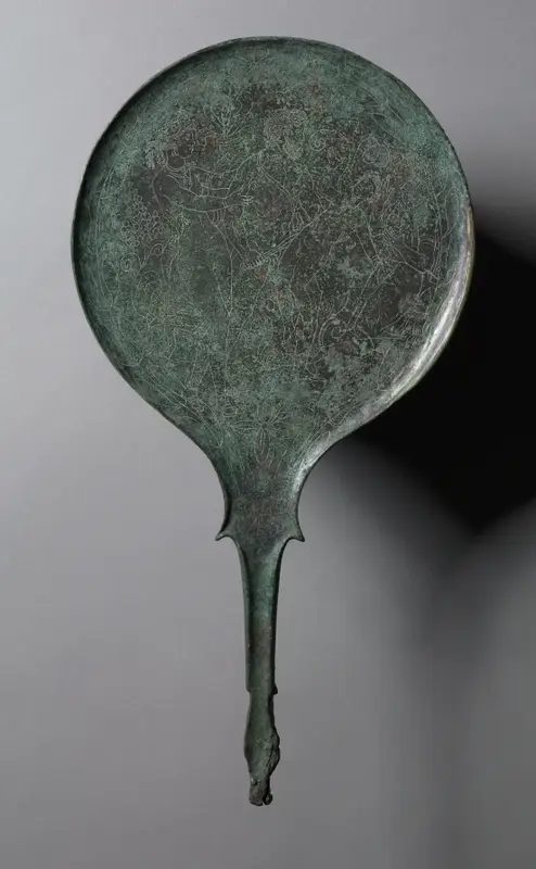 Mirror with Engraved Scene: Man Threatening Child (Telephos and Orestes?) — تصویر رکورد موزهٔ هنر کلیولند (دسترسی آزاد)