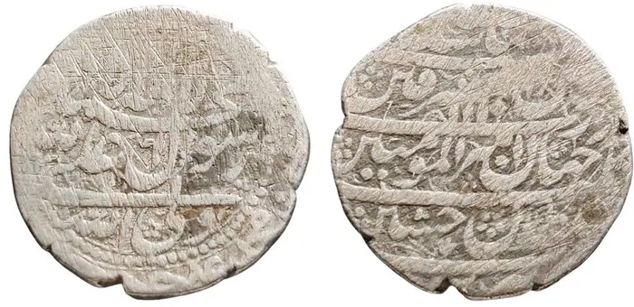 روی و پشت «۴ شاهی — شاه سلطان حسین صفوی، ۱۶۹۶–۱۷۱۰ م» — عکس رکورد کاتالوگ نومیستا