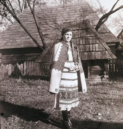 Secvențe din Muzeul Satului - muzeograf în costum popular, în curtea gospodăriei Ieud, jud. Maramureș (1978) — تصویر رکورد یوروپیانا