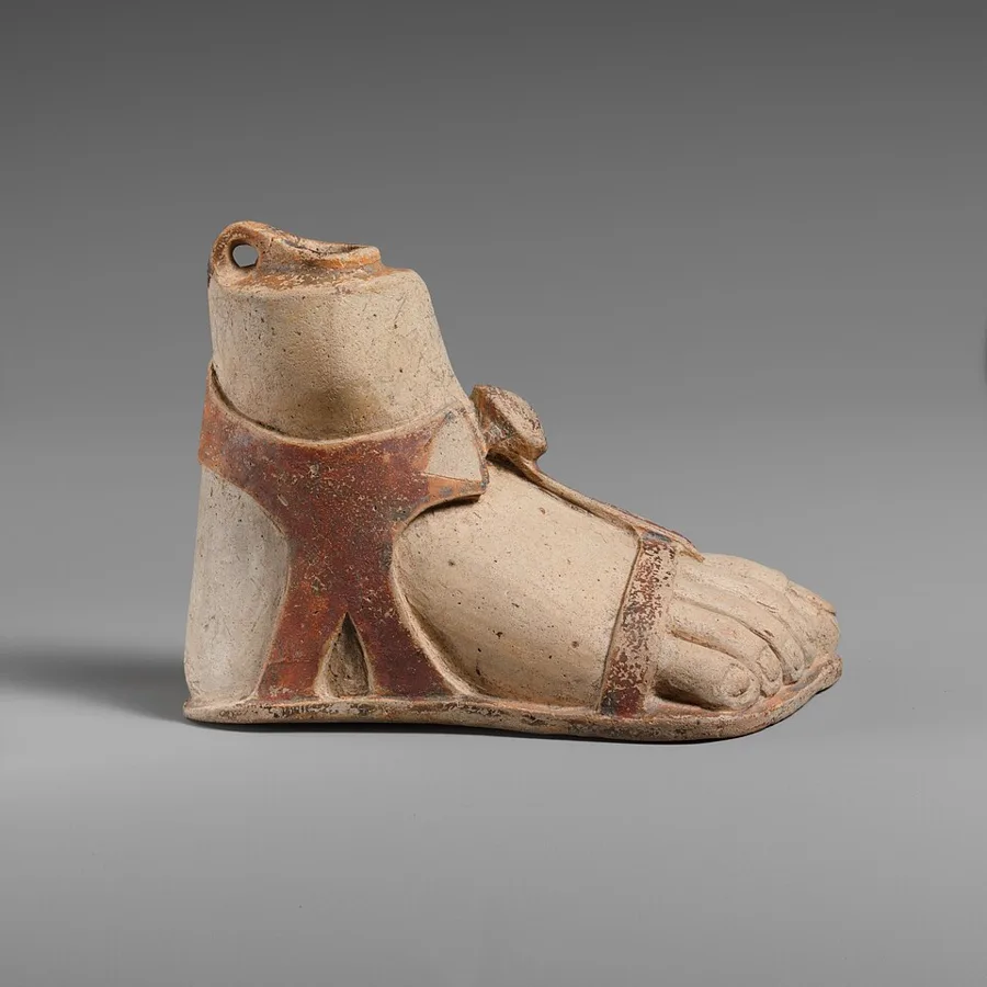 Terracotta aryballos (perfume vase) in the form of a sandaled right foot — تصویر رکورد ویکیداده