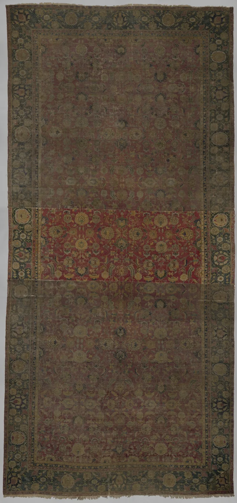 Indo-Persian carpet with repeat pattern of vine scrolls and palmettes. — تصویر رکورد موزهٔ متروپولیتن (دسترسی آزاد)