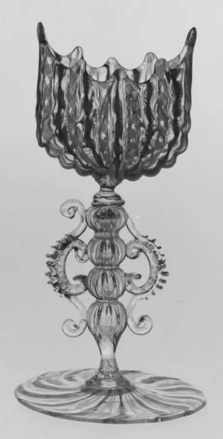 Footed vase — تصویر رکورد ویکیداده