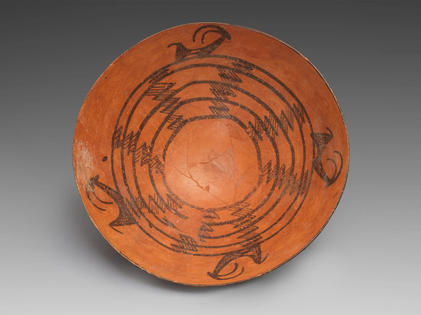 Bowl decorated with horned animals — تصویر رکورد موزهٔ متروپولیتن (دسترسی آزاد)