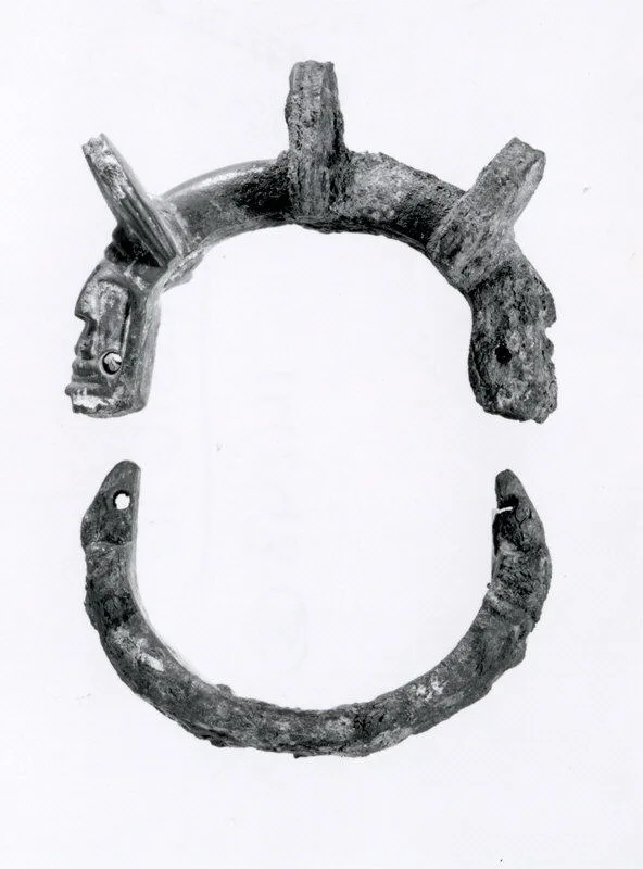 Hinged bracelet with lions' heads — تصویر رکورد موزهٔ متروپولیتن (دسترسی آزاد)