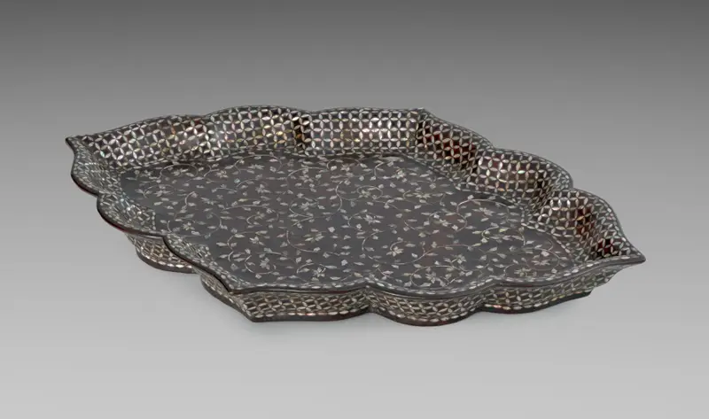 Foliate-Shaped Tray with Mother-of-Pearl Inlay — تصویر رکورد موزهٔ هنر کلیولند (دسترسی آزاد)