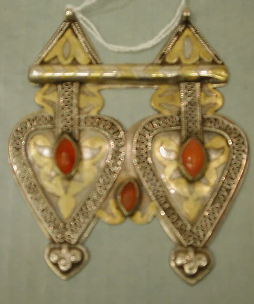 Double Cordiform Pendant, One of a Pair — تصویر رکورد موزهٔ متروپولیتن (دسترسی آزاد)