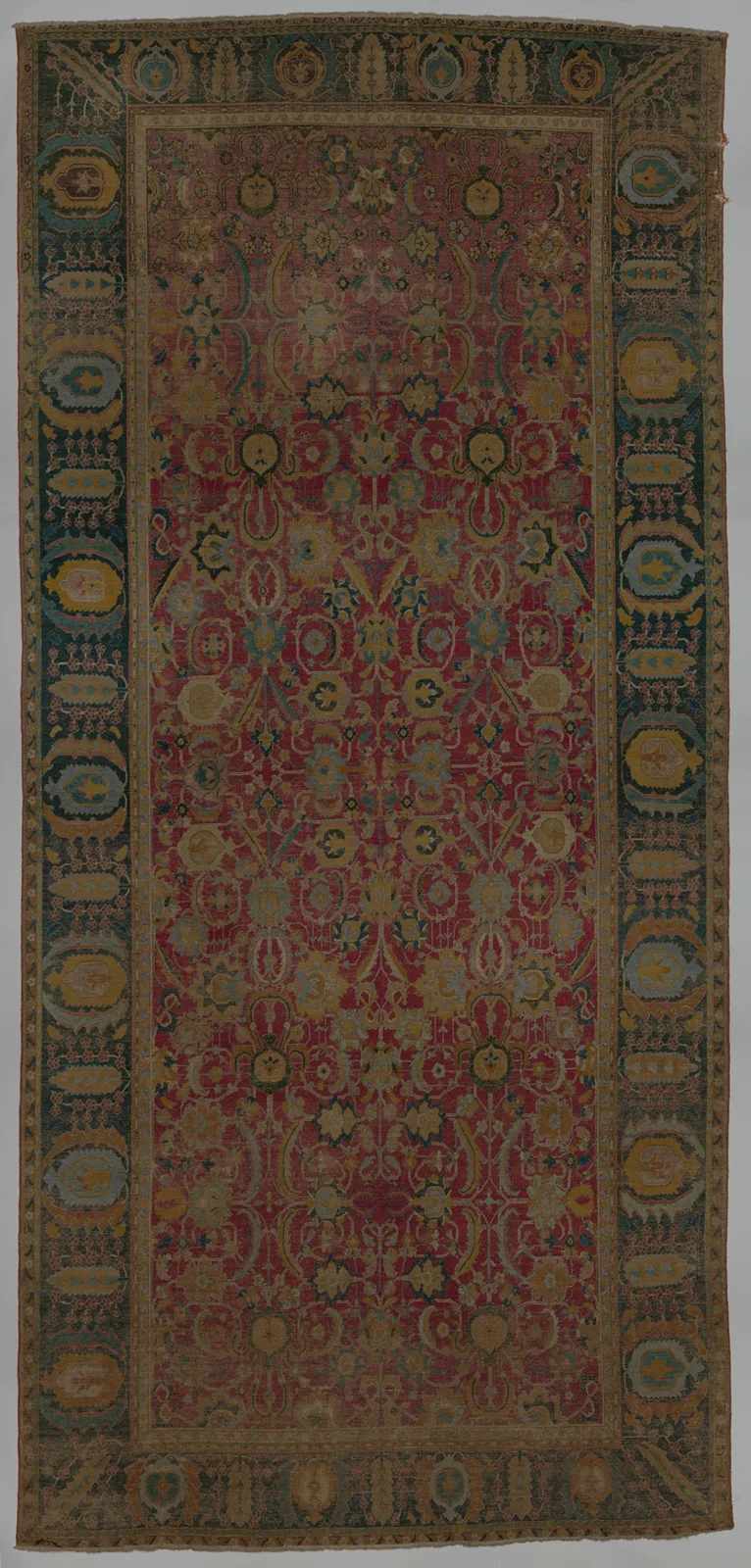 Indo-Persian carpet with repeat pattern of vine scrolls and palmettes — تصویر رکورد موزهٔ متروپولیتن (دسترسی آزاد)