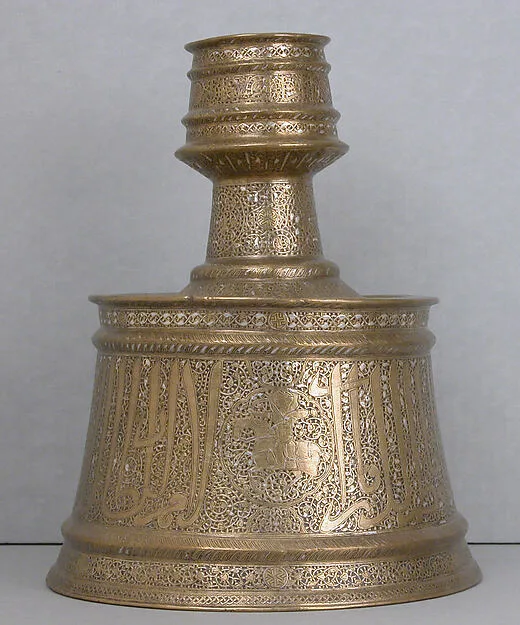 شمعدان با سوارکاران و کتیبههای عربی حاوی دعای خیر و برکت برای سلطان — نمای تکمیلی ثبتشده در رکورد موزه