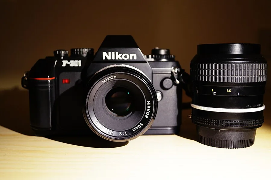 Nikon F-301 — تصویر رکورد ویکی‌داده