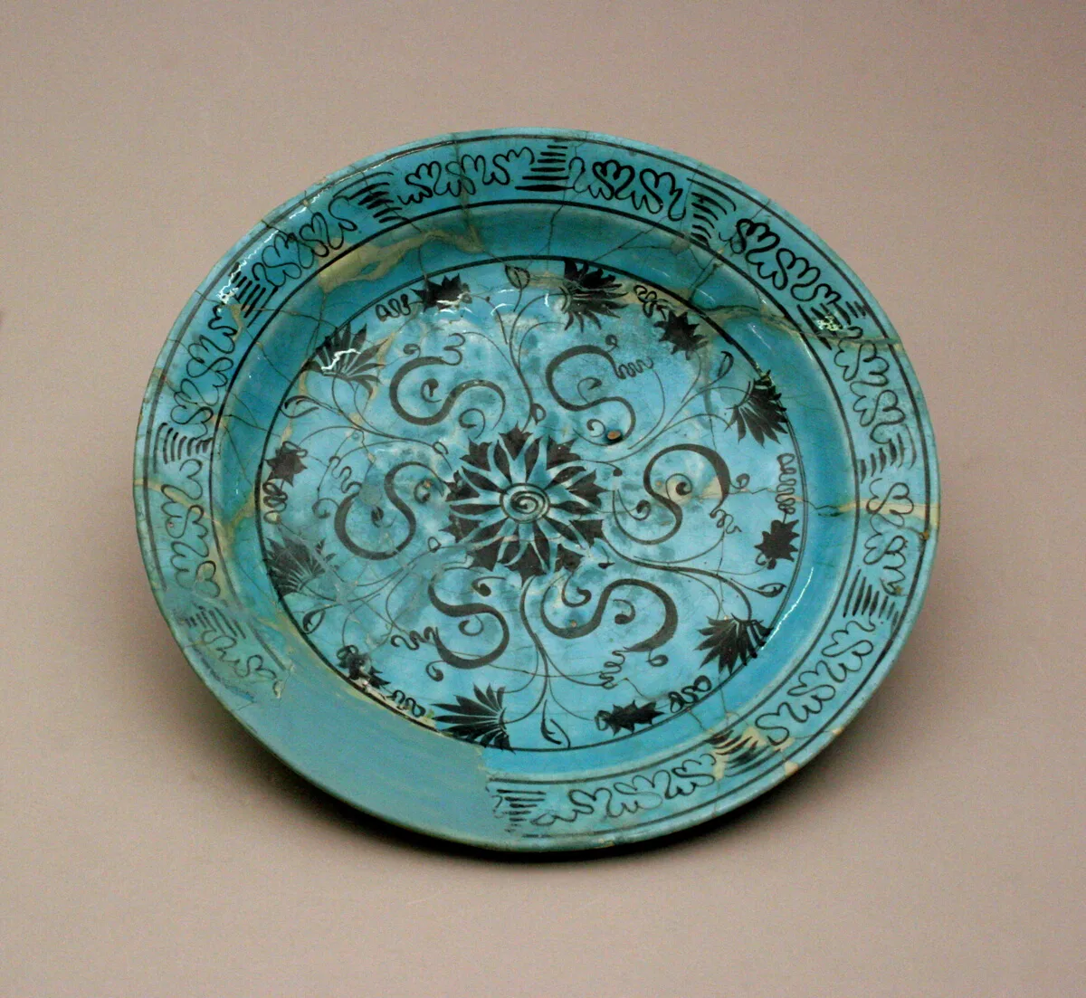 Dish with Floral Motifs — تصویر رکورد مؤسسهٔ هنر شیکاگو (دسترسی آزاد)