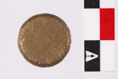 Jeton din bronz, discoidal, cu decor realizat din cercuri concentrice și un punct în mijloc. — تصویر رکورد یوروپیانا