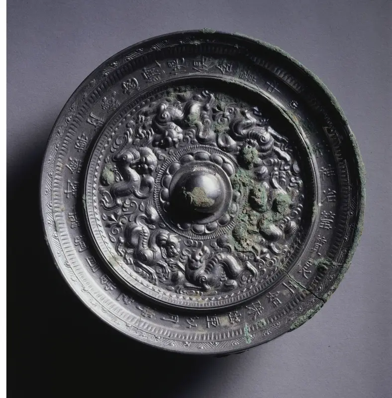 Mirror with Three Pairs of Bixie around a Loti-form Knob — تصویر رکورد موزهٔ هنر کلیولند (دسترسی آزاد)