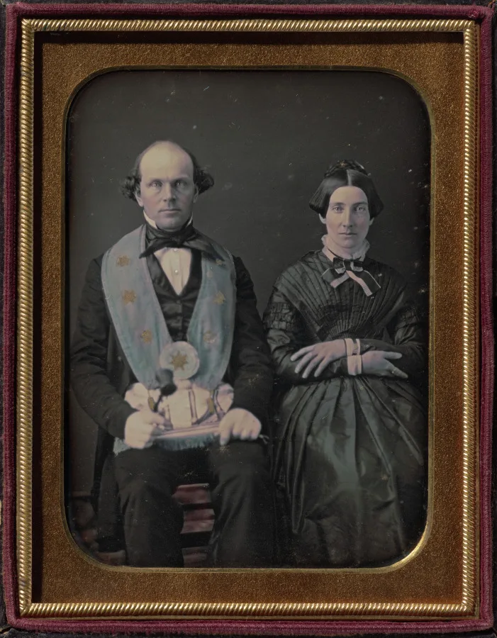 Seated Masonic lodge master and wife — تصویر رکورد موزهٔ هنر کلیولند (دسترسی آزاد)