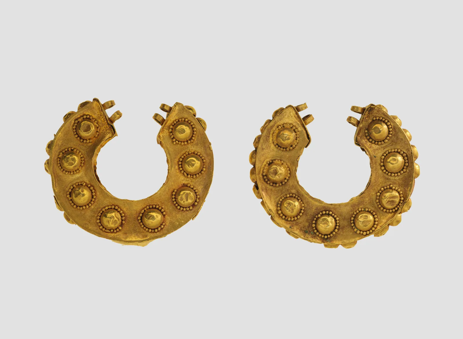 Earrings — تصویر رکورد موزهٔ متروپولیتن (دسترسی آزاد)