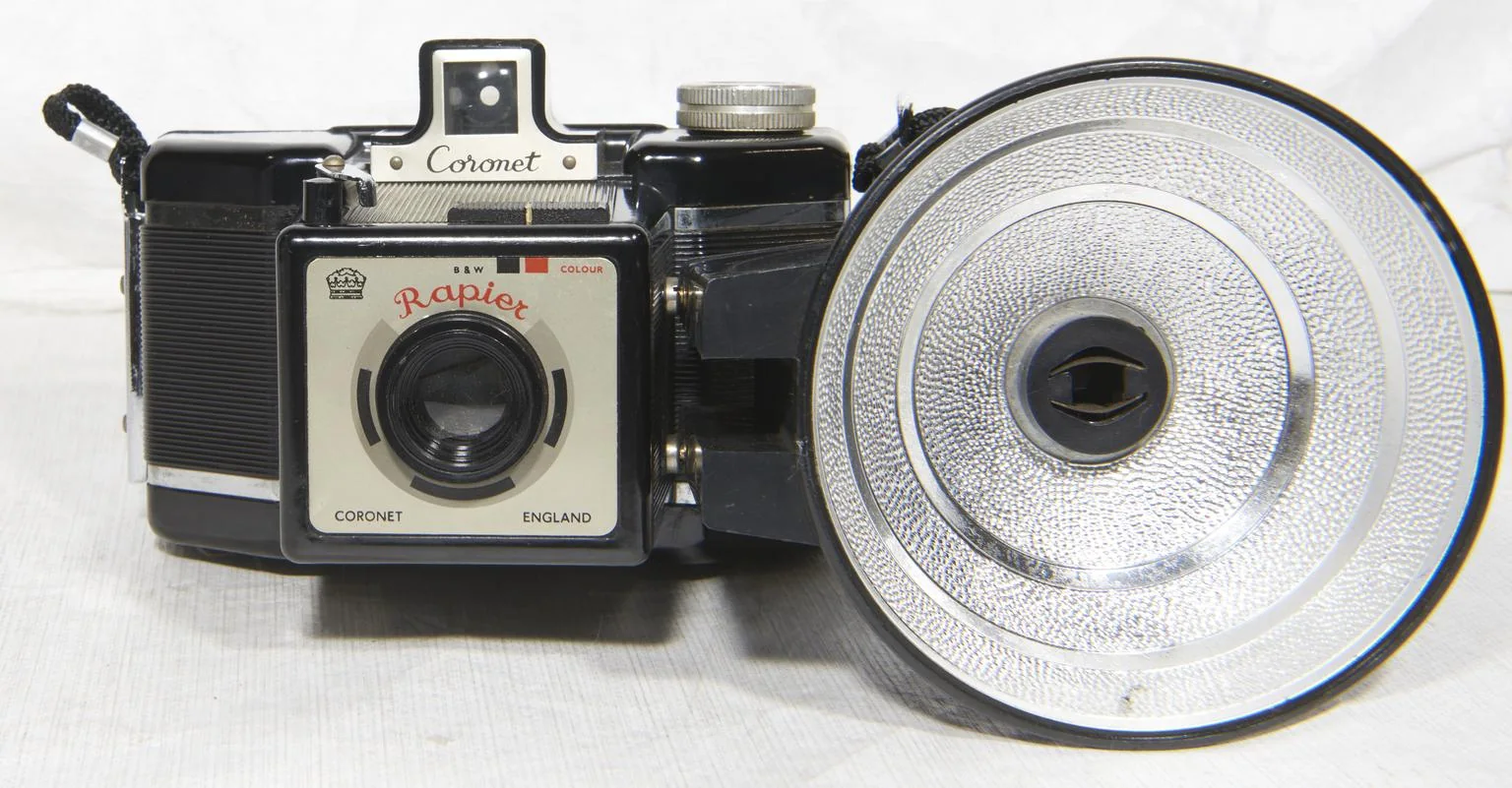 دوربین Coronet Rapier به همراه فلاش Coro-Flash — عکس رکورد گروه موزهٔ علوم بریتانیا