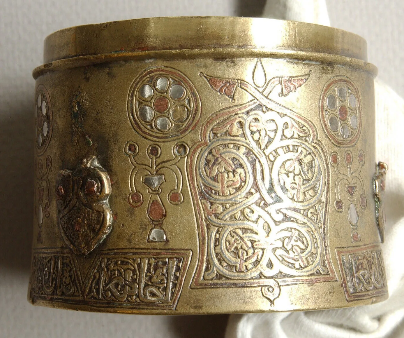 Inkwell with Lid — تصویر رکورد موزهٔ متروپولیتن (دسترسی آزاد)