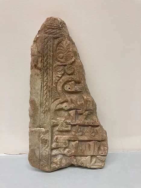 Fragment of Tombstone — تصویر رکورد موزهٔ متروپولیتن (دسترسی آزاد)