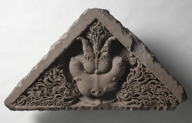 Pediment with the Face of Glory (Kirti-mukha) — تصویر رکورد موزهٔ هنر کلیولند (دسترسی آزاد)