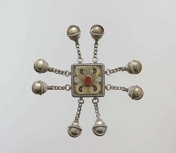 Amulet for Boy's Cap — تصویر رکورد موزهٔ متروپولیتن (دسترسی آزاد)