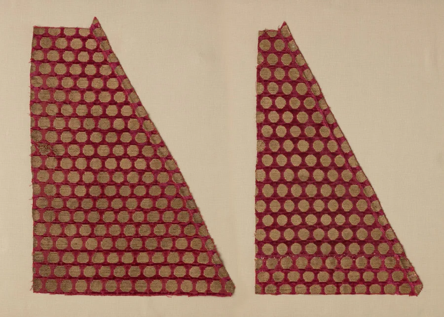 Velvet Fragment in Two Pieces — تصویر رکورد موزهٔ هنر کلیولند (دسترسی آزاد)
