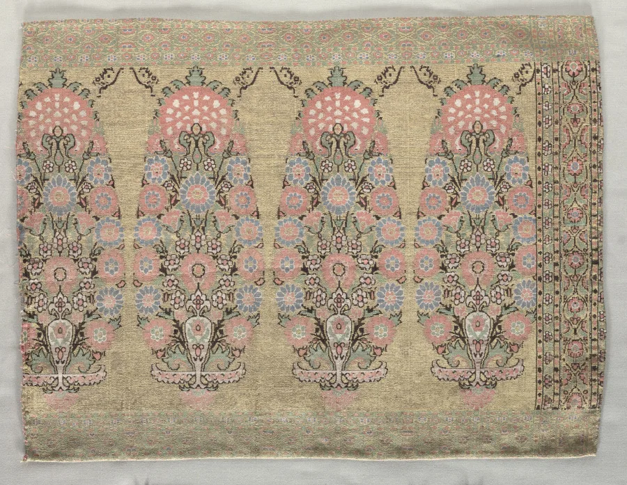 دو قطعه از یک شال — نمای تکمیلی ثبتشده در رکورد موزه