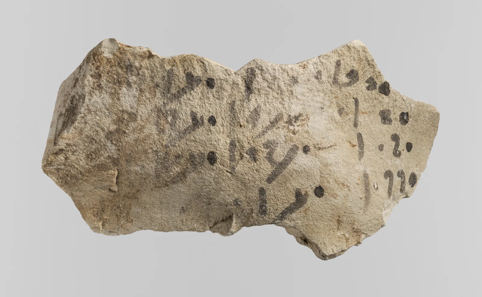 Hieratic ostracon with three columns of accounts — تصویر رکورد موزهٔ متروپولیتن (دسترسی آزاد)