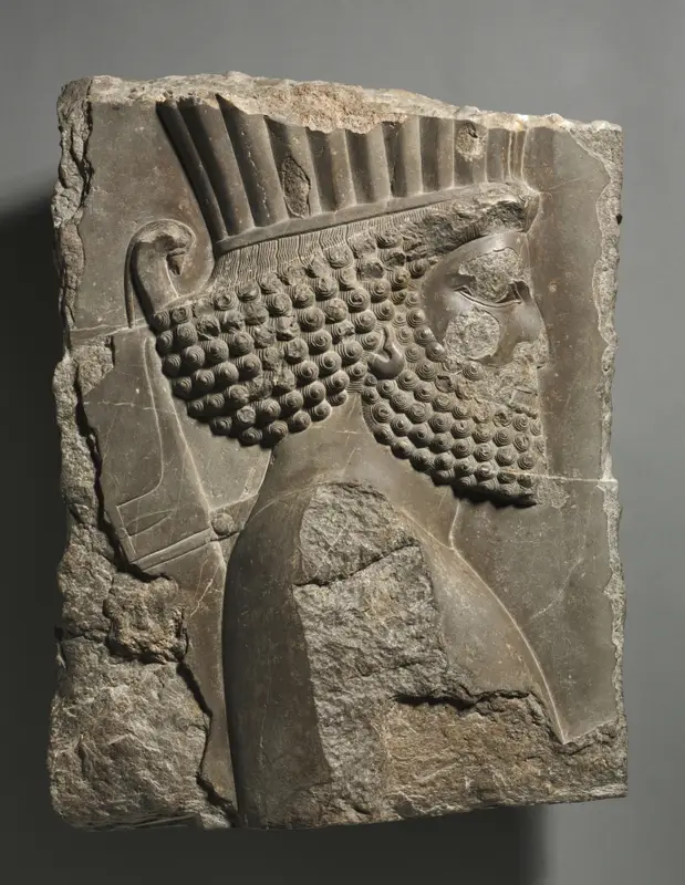 Fragment of a Wall Decoration from the Palace of Xerxes: "Guardsman" in Procession — تصویر رکورد موزهٔ هنر کلیولند (دسترسی آزاد)