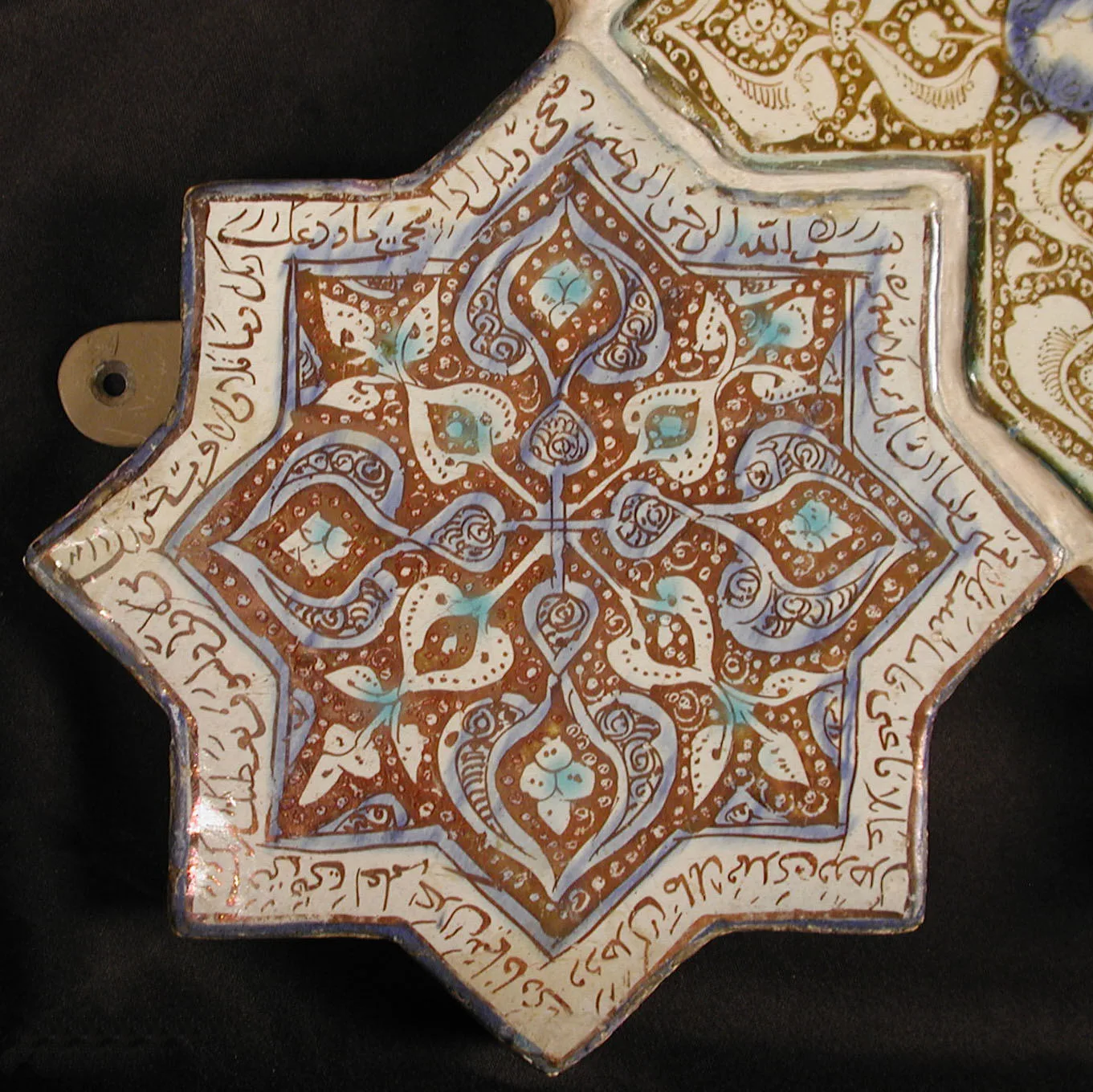 Star-Shaped Tile — تصویر رکورد موزهٔ متروپولیتن (دسترسی آزاد)