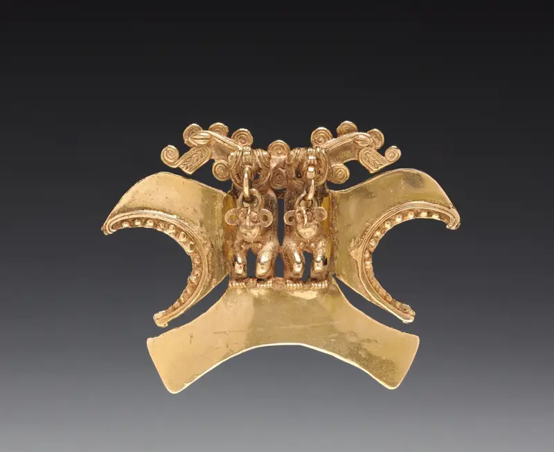 Double Bird-Headed Figure Pendant — تصویر رکورد موزهٔ هنر کلیولند (دسترسی آزاد)