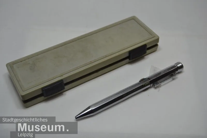 Case with pen — تصویر رکورد یوروپیانا