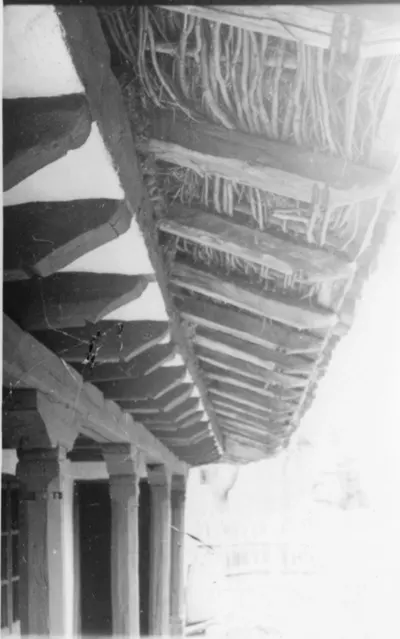Secvențe din Muzeul Satului. Detalii acoperiș casa Ostrov (1975) — تصویر رکورد یوروپیانا