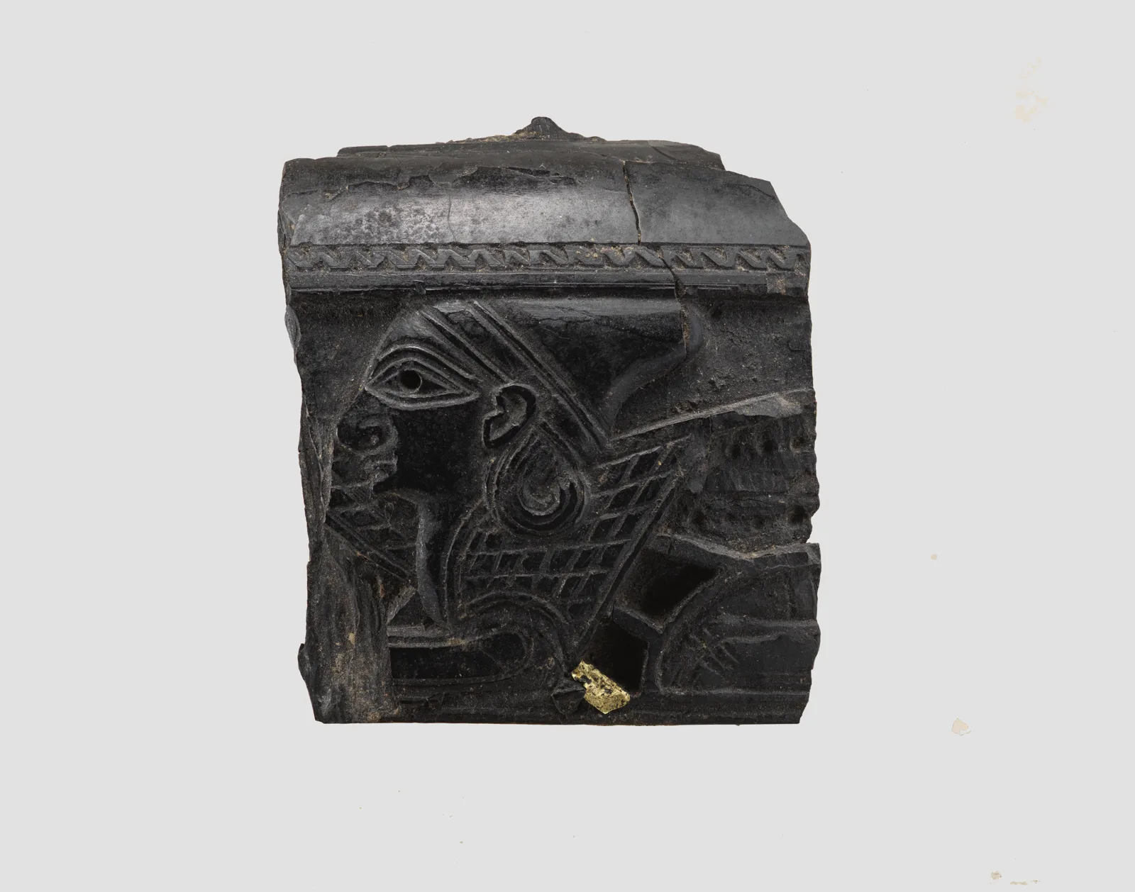 Cosmetic box fragment carved in relief with the head of a sphinx — تصویر رکورد موزهٔ متروپولیتن (دسترسی آزاد)