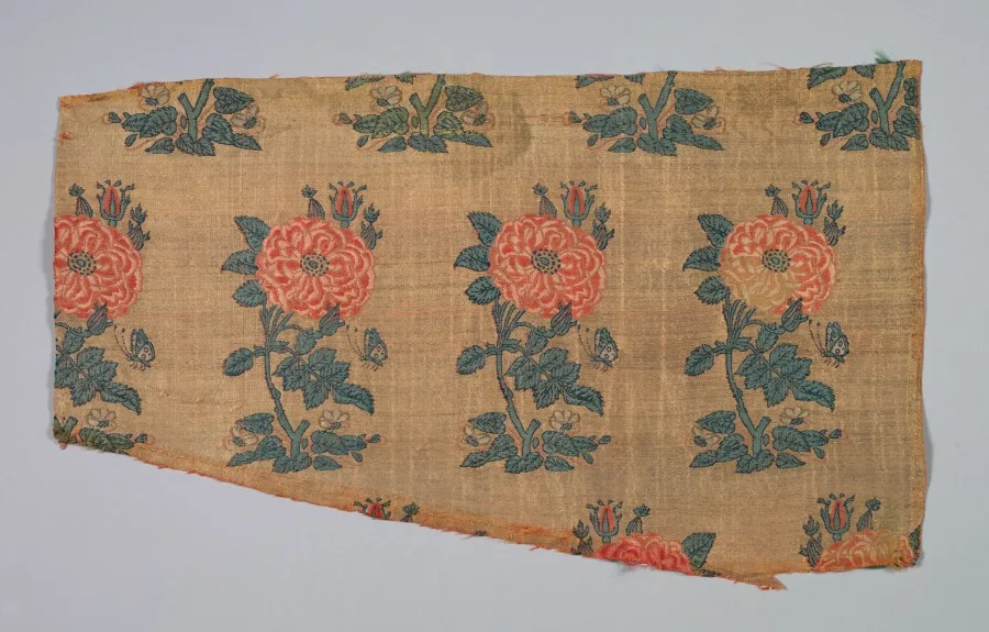 Sleeve with rose bushes and butterflies — تصویر رکورد موزهٔ هنر کلیولند (دسترسی آزاد)