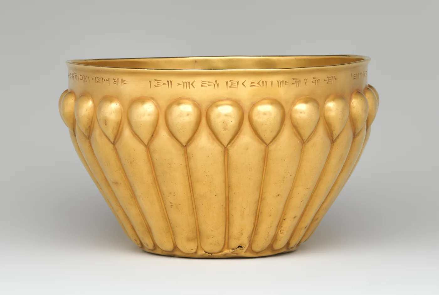 Fluted bowl — تصویر رکورد موزهٔ متروپولیتن (دسترسی آزاد)